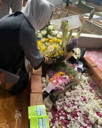 9 Potret Peringatan 100 Hari Meninggalnya Didi Kempot, Kirim Doa - Dihadiri Aktris Senior Yati Surachman