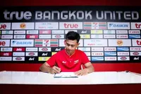 9 Potret Pratama Arhan Pindah ke Club Sepak Bola Bangkok United, Didampingi Sang Istri Azizah Salsha