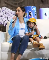 9 Potret Rayyanza 'Cipung' Hadiri Event Bersama Nagita Slavina, Nggemesin Banget Sampai Jadi Rebutan Emak-Emak