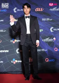 9 Potret Red Carpet Aktor & Aktris Korea di MAMA 2019, Stylish & Elegan