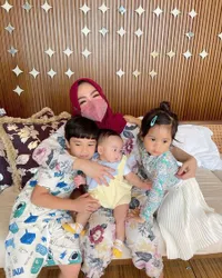 9 Potret Rieta Amalia Ibunda Nagita Slavina Momong 3 Cucu, Beli Mainan Tanpa Lihat Harga - Beri Rafathar Kartu Kredit Buat Jajan