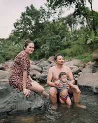 9 Potret Ringgo Agus Momong Anak, Main Bareng di Sungai Hingga Naik Gunung - Family Man Banget!