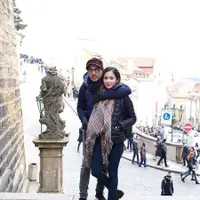 9 Potret Romantis Bunga Zainal dan Suami yang Beda 18 Tahun, Tetap Mesra dan Harmonis Meski Sering Dibully
