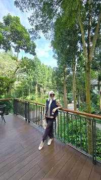 9 Potret Romantis Syahrini dan Reino Barack di Puncak, Sarapan di Tengah Kebun Teh