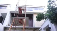 9 Potret Rumah Baru Syahnaz Sadiqah & Jeje Govinda, Ada Studio Musik Lengkap - Kolam Renang