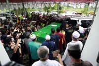 9 Potret Selebritis Hadiri Prosesi Pemakaman Vanessa Angel dan Bibi Ardiansyah, Ada Celine Evangelista - Billy Syahputra