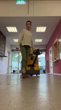 9 Potret Sophia Latjuba Operasikan Pallet Jack, Challenging New Skills Jadi Rahasia Awet Muda