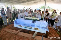 9 Potret Suasana Pemakaman Ibunda Gading Marten, Roy Marten Hingga Gisella Anastasia Ikut Hadir dan Tak Kuasa Menahan Air Mata