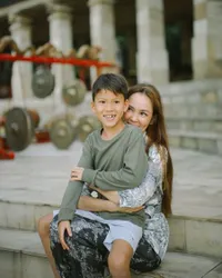 9 Potret Super Mom Cathy Sharon Liburan Bareng Dua Anaknya di Magelang, Pesona Cantiknya Bikin Salfok!