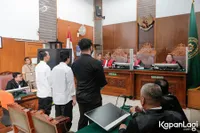 9 Potret Tangis Ammar Zoni Setelah Divonis 7 Bulan Penjara, Segera Bebas dan Bertemu Keluarga - Jadi Kado Ulang Tahun Anak