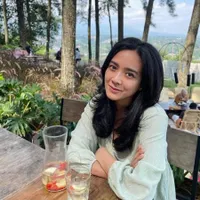 9 Potret Terbaru Dea Ananda Trio Kwek Kwek di Usia 35 Tahun, Makin Cantik & Glowing!