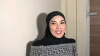 9 Potret Terbaru Nindy Ayunda Pakai Hijab Usai Jalani Ibadah Umrah, Ngaku Nyaman dan Tak Khawatir Soal Rambut