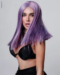 9 Potret Terbaru Photoshoot Millen Cyrus dengan Rambut Belah Tengah dan Diwarna Ungu, Seksi Kenakan Bikini Hitam - Bibir Menggoda Jadi Sorotan
