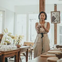 9 Potret Terbaru Riyanni Djangkaru, Pembawa Acara JEJAK PETUALANG yang Kini Jadi Pengrajin Keramik