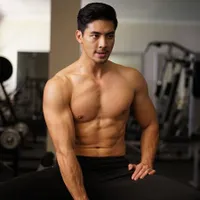 9 Potret Terbaru Yoshi Sudarso Saat Shirtless, Pamer Perut Sixpack yang Atletis dan Banjir Pujian Netizen