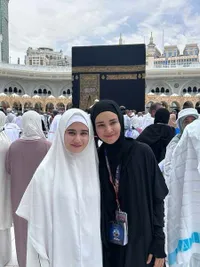 9 Potret Tissa Biani Bagikan BTS Film ASSALAMUALAIKUM BAITULLAH, Tampak Hangat dengan Pemain dan Kru