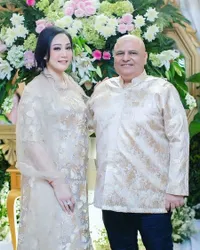 9 Potret Tya Ibu Tiri Angbeen Rishi yang Jarang Sekali Tersorot, Masih Muda dan Nggak Kalah Cantik