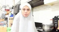 9 Potret Vebby Palwinta Pertama Kali Masak Buat Suami, Bikin Makanan Kesukaan Razi Bawazier