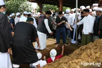 9 Potret Wajah Sedih Alvin Faiz di Pemakaman Adik Tercinta, Tak Kuasa Tutupi Rasa Kehilangan