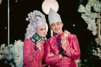 9 Potret Zumi Zola dan Putri Zulhas di Resepsi Pernikahan, Bahagia Pamer Buku Nikah Setelah Akad di Madinah