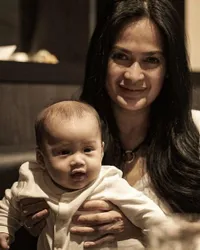 9 Resep Donna Harun Tampak Awet Muda di Usia 53 Tahun, Air Wudhu Hingga Peluk Cucu