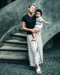 9 Tahun Menanti, Intip Potret Rianti Cartwright Momong Putri Kecilnya -  Tetap Cantik Meski Tanpa Make Up