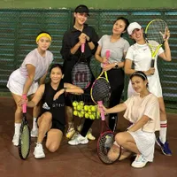 ABG Asli Kalah Saing, 8 Potret Ussy Sulistiawaty Saat Main Tenis Jadi Sorotan - Umur 41 Tahun Tapi Gayanya Muda Banget