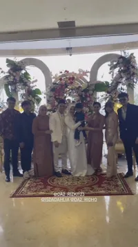 Absen Saat Nadya Mustika Menikah, 8 Potret Iis Dahlia Kondangan di Akad dan Resepsi Rizki DA - Cantik Pakai Kebaya Pink