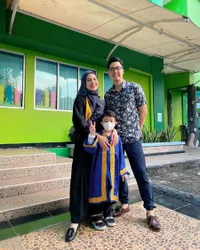 Penuh Haru dan Bangga! 7 Potret Momen Wisuda Uta Anak Sulung Nycta Gina dan Kinos