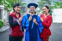 Ada Ira Wibowo & Katon Bagaskara Sampai Okie Agustina & Pasha Ungu, 12 Potret Pasangan Selebritis yang Lama Cerai Tapi Akur di Wisuda Anak