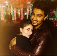 Ada Saif Ali Khan, Kareena Mesra Dengan Pria Berondong Ganteng