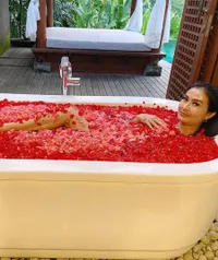 Ada yang Sambil Mandi, Ini 8 Gaya Selebriti Saat Pemotretan di Bath Up