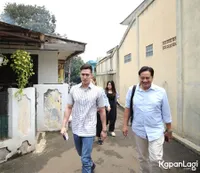 Adik dengan Ibu, Foto Verrell Bramasta Mencoblos Bareng Sang Ayah - Penuh Senyum Bersama