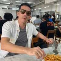 Adik Sudah Nikah Lagi, Potret Atalarik Syach Betah Menduda di Usia Hampir 50 dan Laris Diajak Foto Wanita di Resepsi Teddy Syach