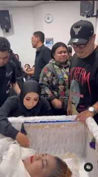 Adiknya Meninggal Saat Tidur, 8 Potret Melly Goeslaw di Rumah Duka yang Penuh Tangis - Berjanji Lakukan Ini ke Keponakannya