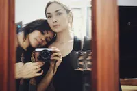 Adinia Wirasti - Sara Wijayanto, Kakak Beradik Yang Hot & Kompak
