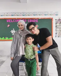 Aditya Suryo, Adik Chand Kelvin, Bahagia Bersama Istri dan Tiga Jagoan Kecilnya - Kehangatan Keluarga yang Bikin Iri!