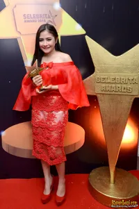 Adu Fashion Mewah Artis Cantik di Red Carpet Selebrita Award