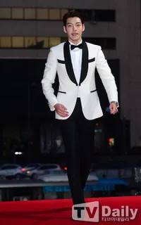 Adu Ganteng Para Aktor Korea di '2014 Blue Dragon Awards'