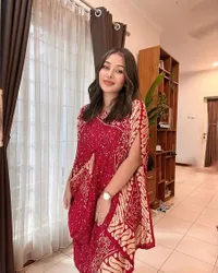 Agamanya Jadi Sorotan, Potret Mutia Ayu Rayakan Lebaran Bersama Orang-orang Terdekat - Cantik Pakai Gaun Batik