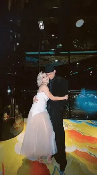 Agnez Mo Unggah Foto Pakai Baju Ala Pengantin dan Mesra Bareng Pacar, Klarifikasi Soal Nikah