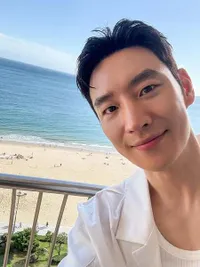 Ahjussi Rasa Oppa, Lee Je Hoon Makin Ganteng di Usia Kepala Empat