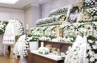 Ahn Sung Ki Meninggal Dunia, Lee Jung Jae & Jung Woo Sung Menetap di Rumah Duka