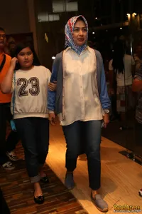 Aih, Ada Wali Kota Cantik Hadiri Premiere 'ERAU KOTA RAJA'! 