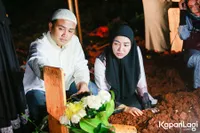 Air Mata Tak Terbendung, 10 Potret Bella Shofie yang Baru Bisa Datangi Pusara Sang Ibu Usai Dua Hari Dimakamkan