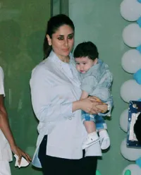 Ajak Taimur ke Pesta, Kareena Ajari Lambaikan Tangan ke Paparazzi