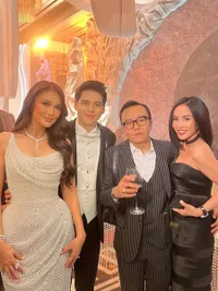Akhirnya Go Public! Potret Ari Lasso Gandeng Dearly Joshua di Resepsi Luna Maya