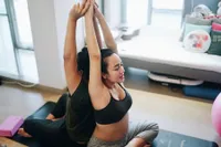 Akhirnya Hamil Setelah Menunggu Belasan Tahun, Ini 7 Potret Dea Ananda Lakukan Yoga Bersama Suami - Netizen: Perutnya Mana?