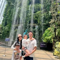 Akhirnya ke Luar Negeri, Ini 7 Potret Titi Kamal dan Keluarga Liburan di Singapore - Tidur di Kamar Bawah Air Sampai Main di Universal Studios