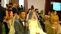Akhirnya Menikah Setelah 3 Tahun Pacaran, Intip 10 Potret Upacara Pemberkatan Joshua Suherman dan Clairine Clay